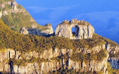 Morro da Igreja e Pedra Furada