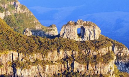 Morro da Igreja e Pedra Furada